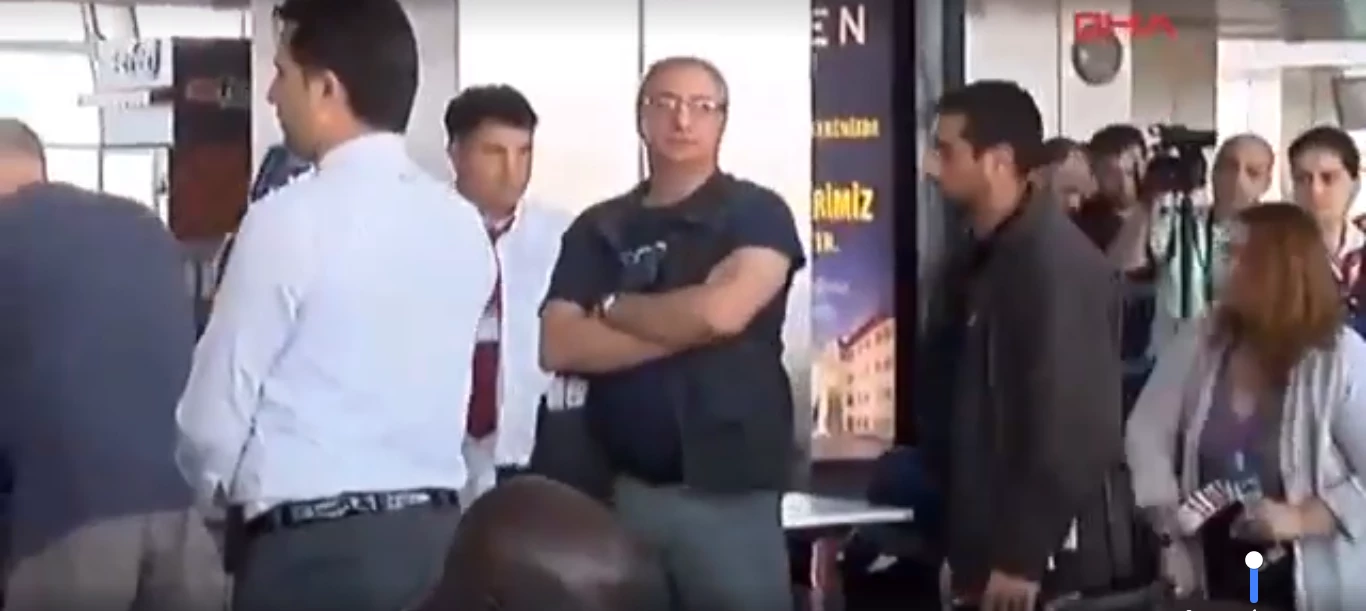 «Στριπτίζ» του Ισραηλινού πρέσβη μπροστά στις τουρκικές κάμερες – «Ταπεινώνουν τον πρέσβη μας» φωνάζουν οργισμένοι οι Ισραηλινοί